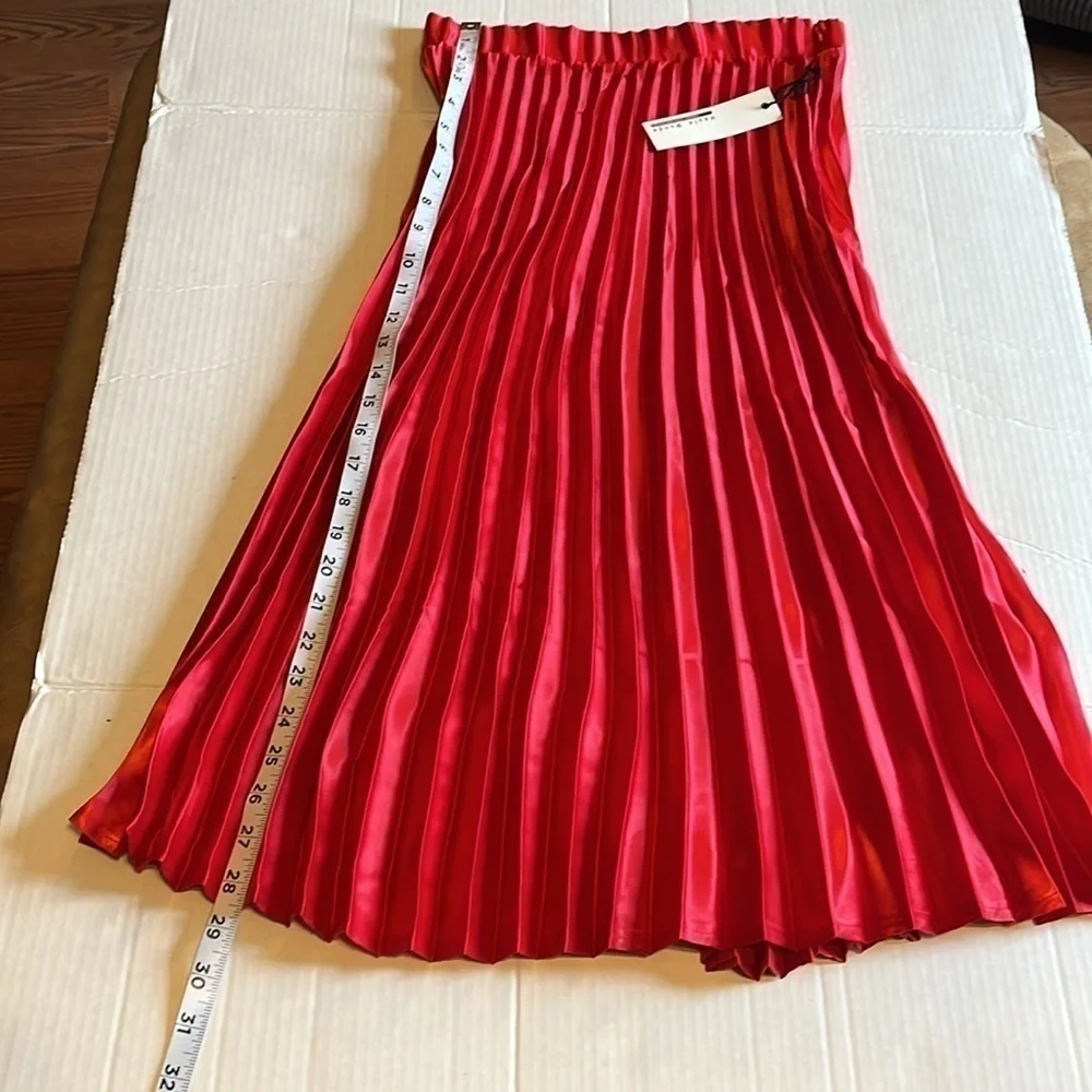 NWT-Heute Monde-S-red-accordion style,Silk-feel, side zipper, midi skirt.